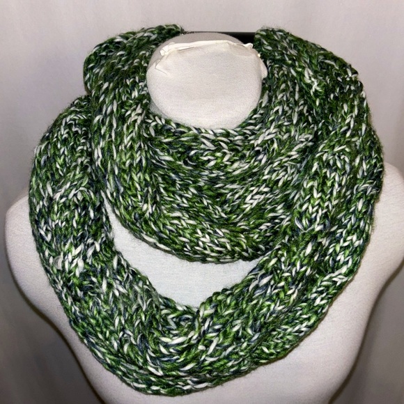 Momentum Knitted Neck Warmer Scarf Green & White NWT - Picture 2 of 7